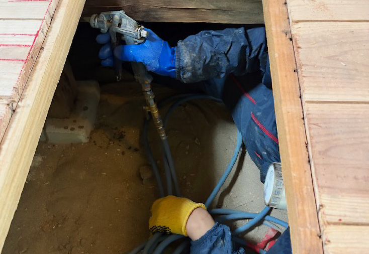 シロアリ施工中のスタッフを撮影した写真