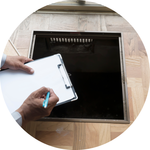 床下の様子を確認するスタッフのイメージ写真